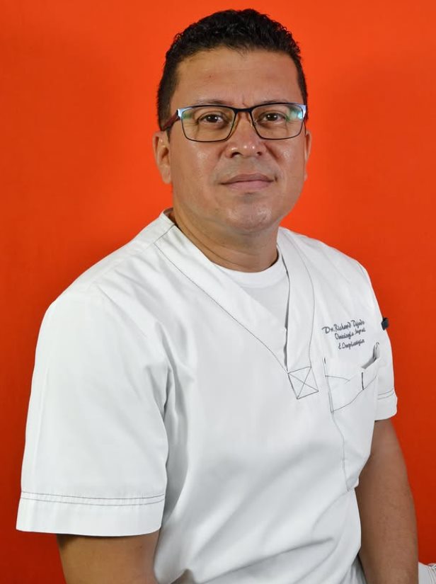 Dr. Richard Delgado implantologist